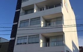 Apartamentos View, calle del Malecón frente al lago